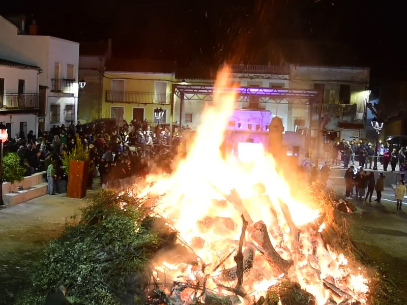 La Quema del Leño es una fiesta pagana ancestral de purificación (quema de malos acontecimientos pasados y deseo de buenos presagios futuros), muy arraigada en la localidad toledana de Montesclaros y en la que participan los quintos del pueblo apoyados por la mayor parte de la población que participan en la fiesta.
Esta fiesta de origen pagano, cristianizada, se hace coincidir con la celebración de Santa Águeda, virgen y mártir del siglo III, como la fiesta más importante de invierno en la población de Montesclaros. La quema del leño - Montesclaros